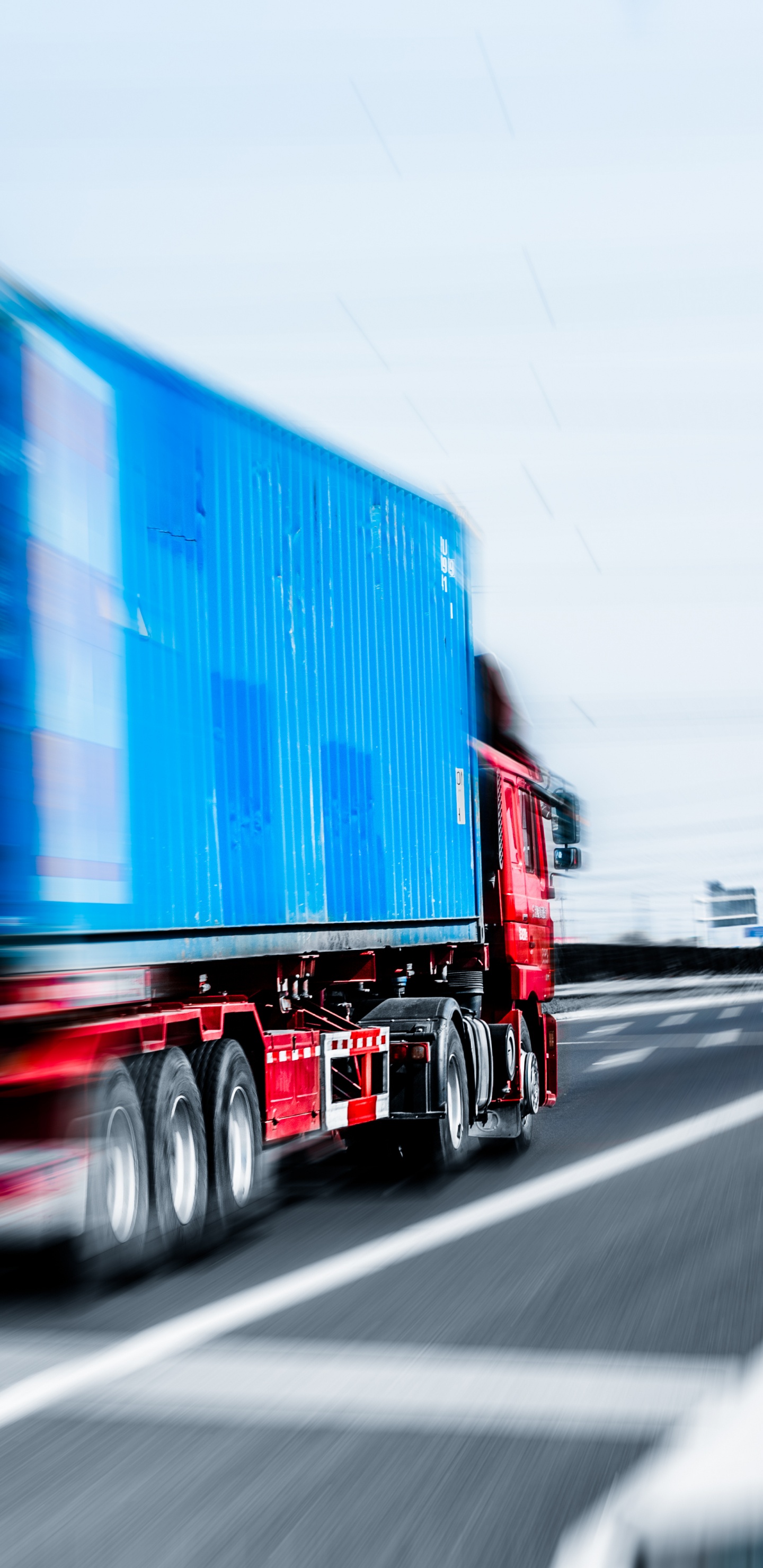 Blauer Und Roter LKW Auf Der Straße Tagsüber During. Wallpaper in 1440x2960 Resolution