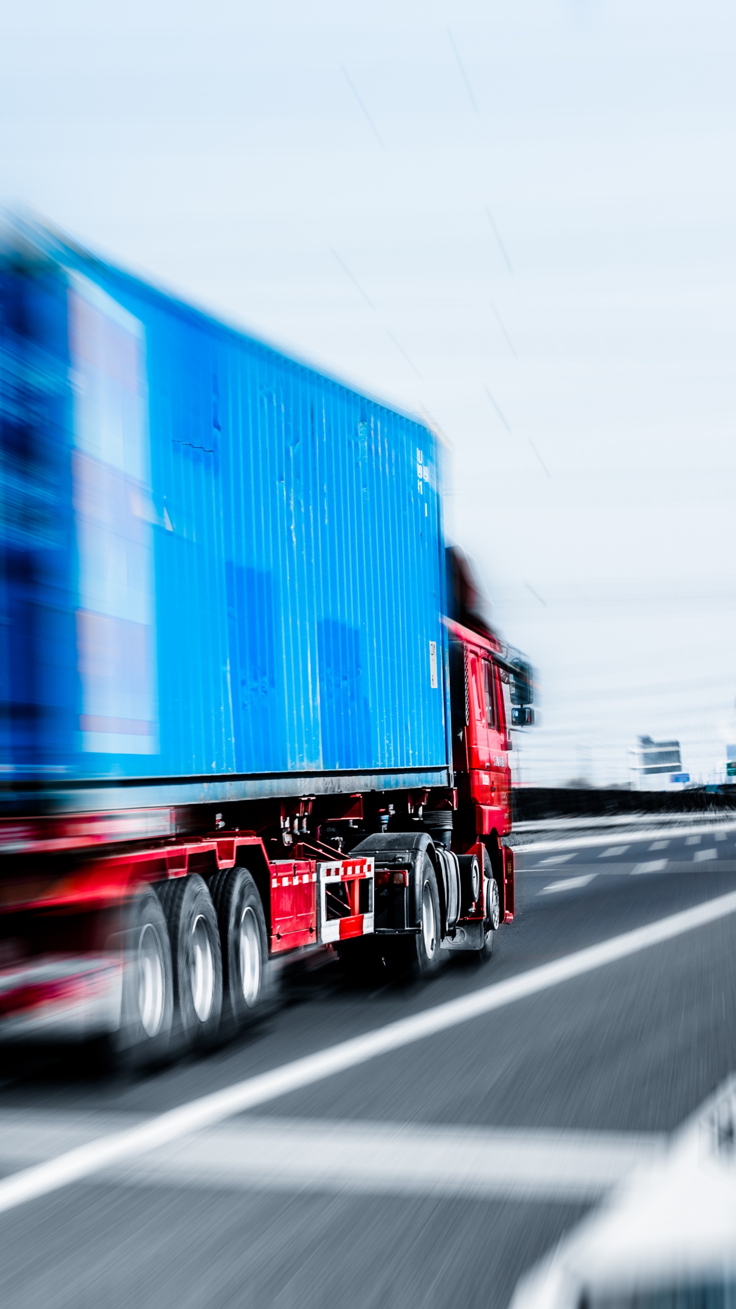 Camion de Fret Bleu et Rouge Sur la Route Pendant la Journée. Wallpaper in 1440x2560 Resolution