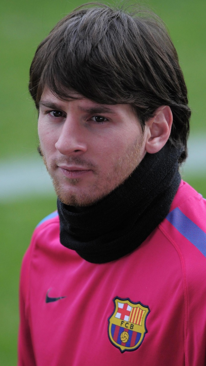 Homme en Chemise à Col Rond Rouge et Noir et Bonnet en Tricot Noir. Wallpaper in 720x1280 Resolution