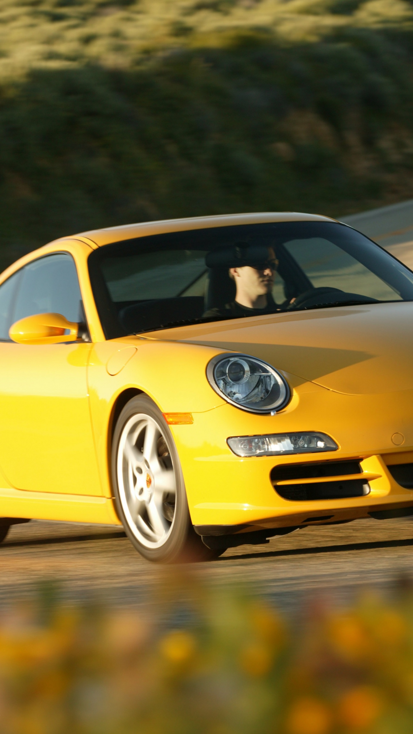 Gelber Porsche 911 Tagsüber Unterwegs. Wallpaper in 1440x2560 Resolution