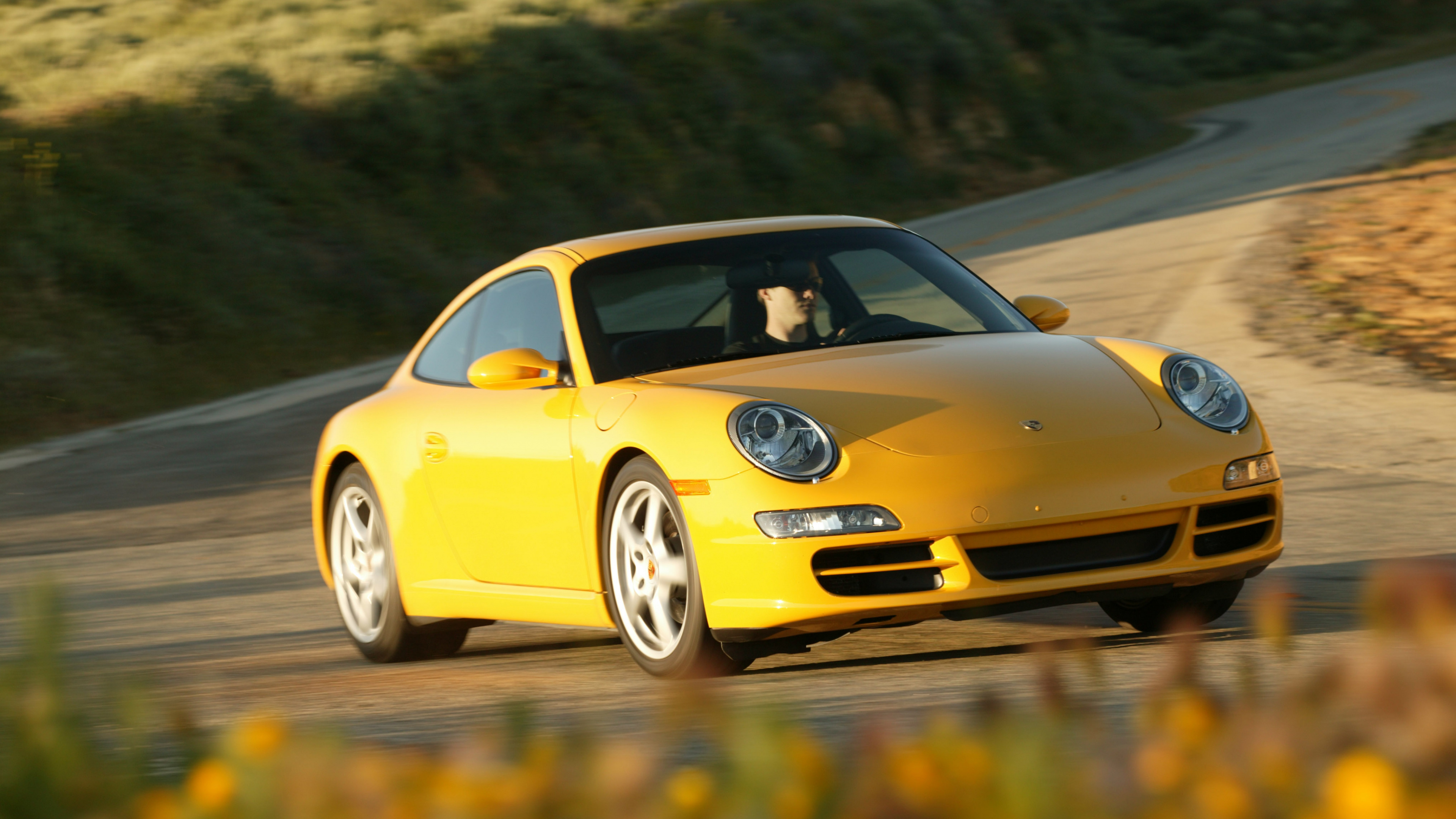 Gelber Porsche 911 Tagsüber Unterwegs. Wallpaper in 3840x2160 Resolution