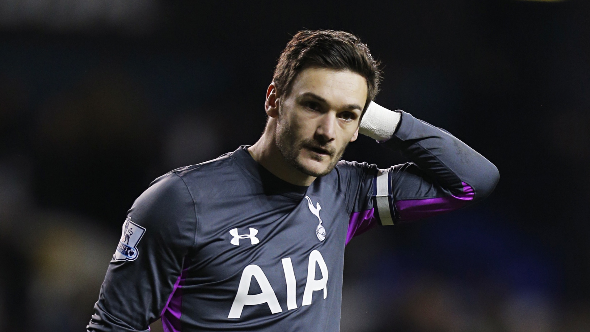 Hombre de Camiseta Azul y Blanca Nike Fly Emirates Jersey. Wallpaper in 1920x1080 Resolution