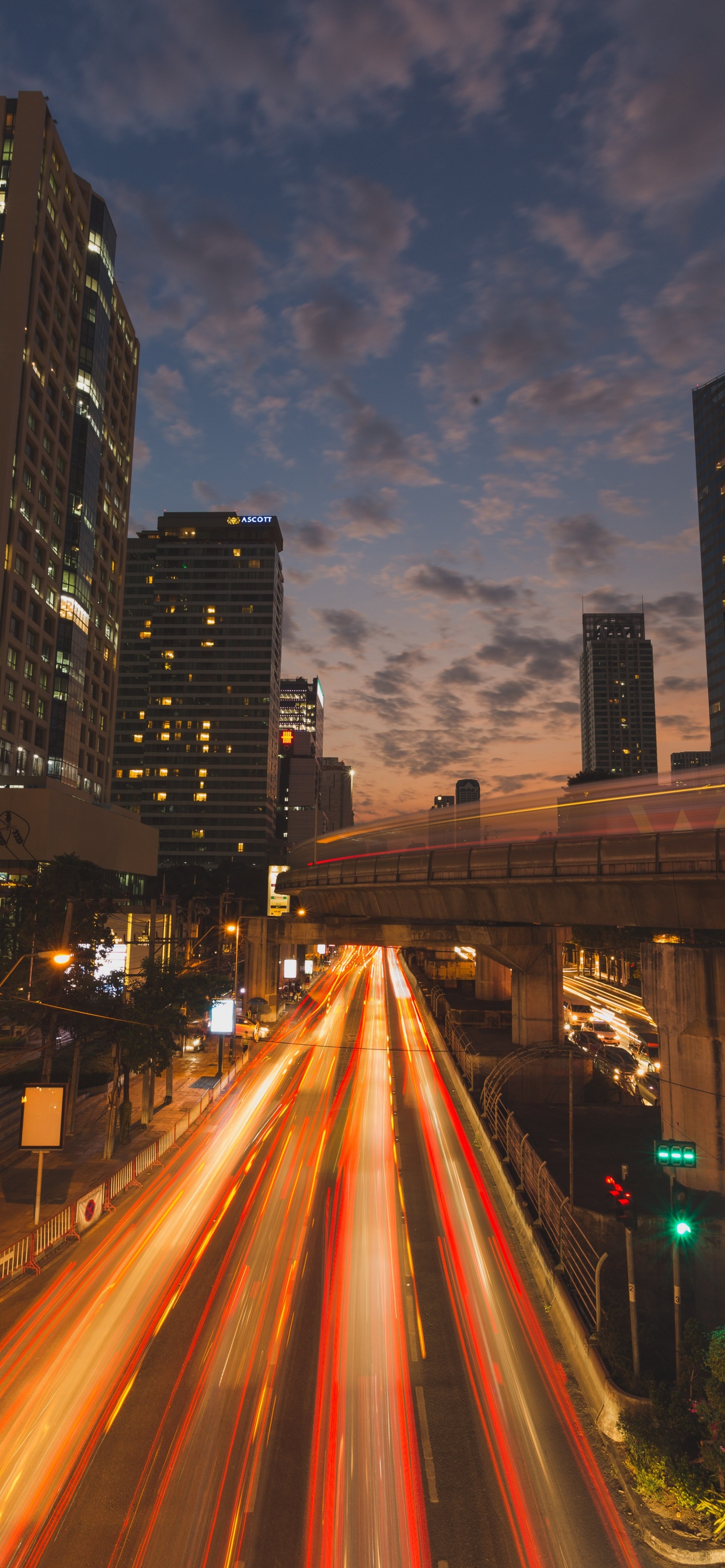 Zeitrafferfotografie Der Stadt Während Der Nachtzeit. Wallpaper in 1242x2688 Resolution