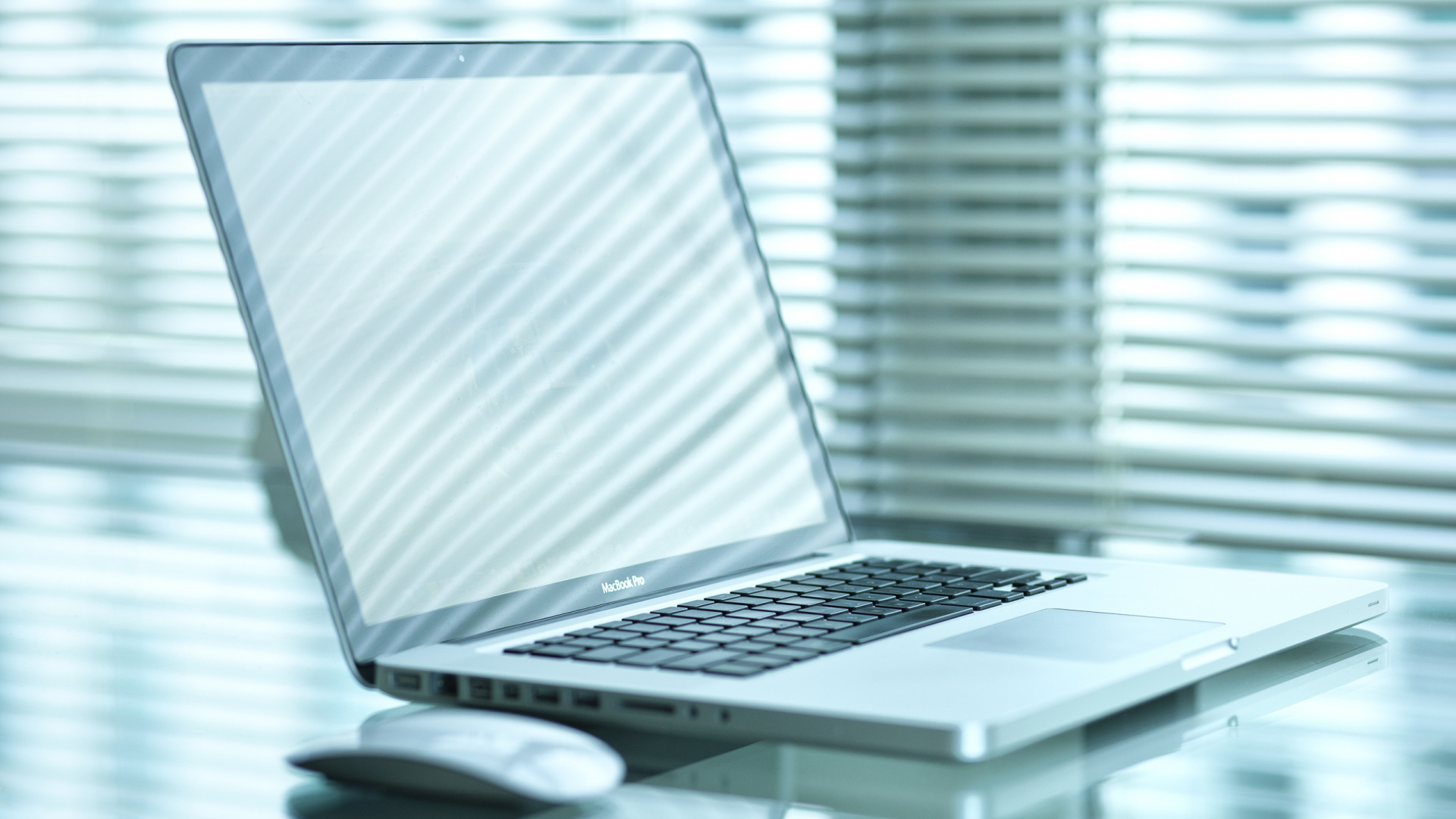 Weißer Laptop Auf Weißem Tisch. Wallpaper in 1920x1080 Resolution