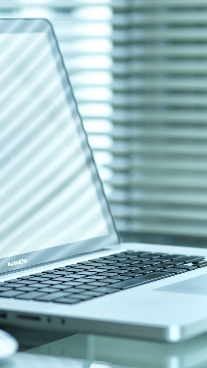 Weißer Laptop Auf Weißem Tisch. Wallpaper in 720x1280 Resolution