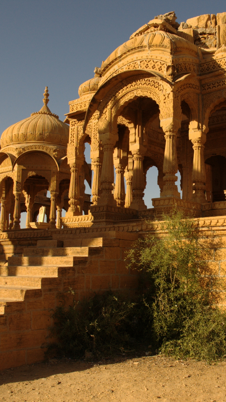 Bâtiment en Béton Brun Pendant la Journée. Wallpaper in 750x1334 Resolution