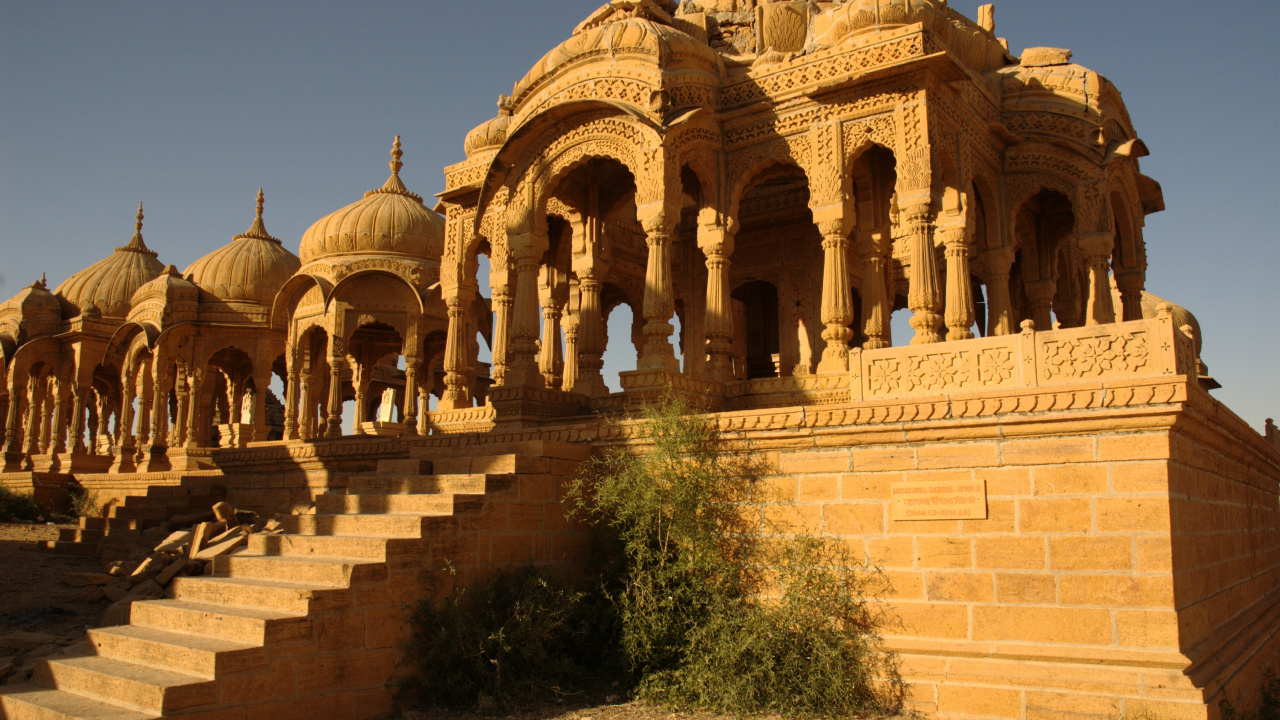 Edificio de Hormigón Marrón Durante el Día.. Wallpaper in 1280x720 Resolution