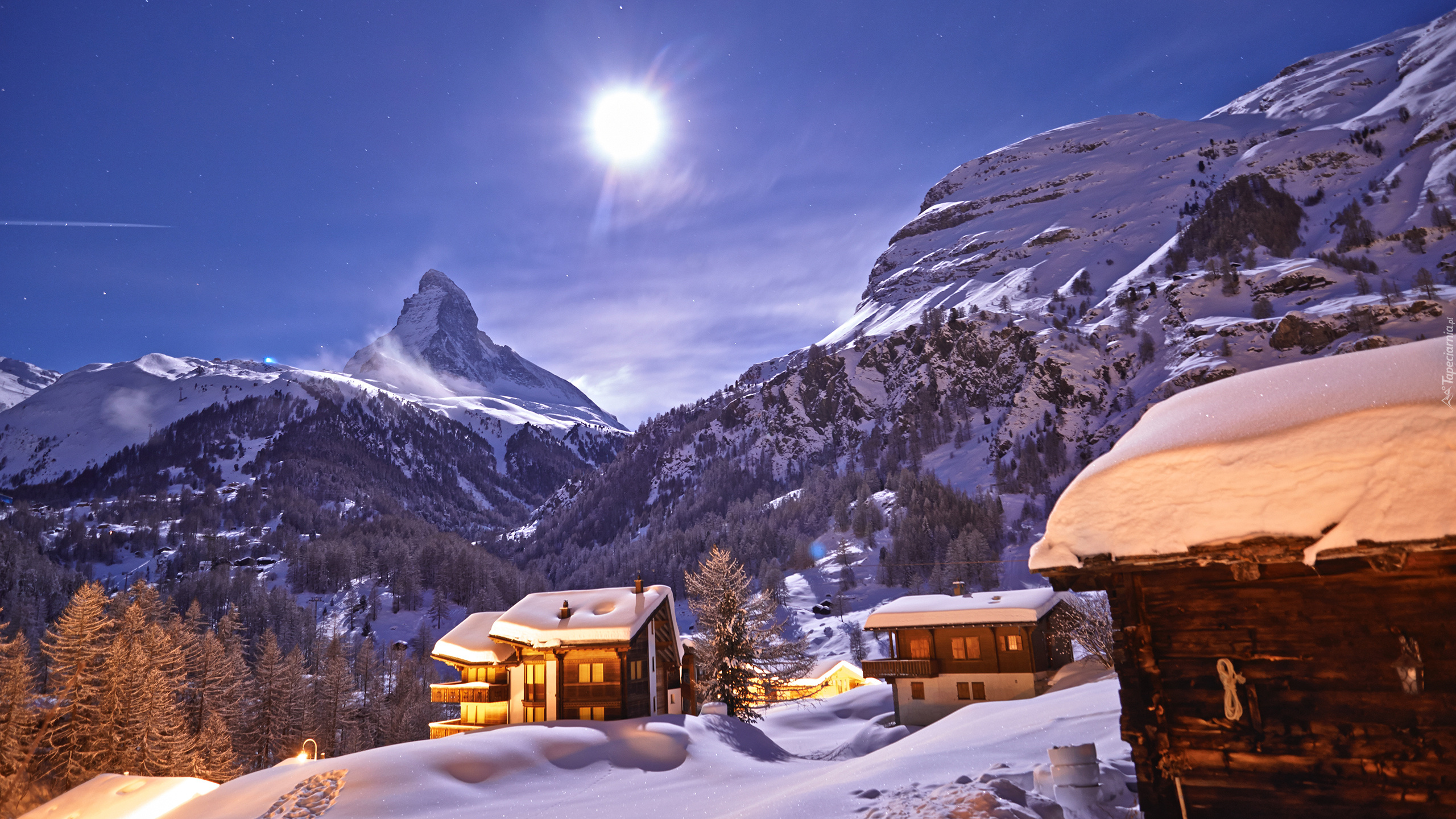 Braunes Haus Auf Schneebedecktem Boden in Der Nähe Von Schneebedeckten Bergen Tagsüber During. Wallpaper in 2560x1440 Resolution