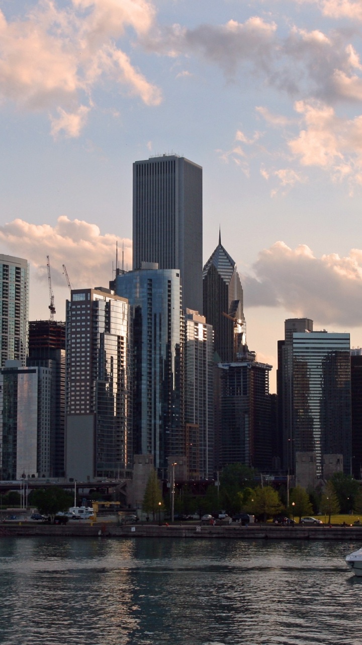 Barco Blanco Sobre el Agua Cerca de Los Edificios de la Ciudad Durante el Día. Wallpaper in 720x1280 Resolution