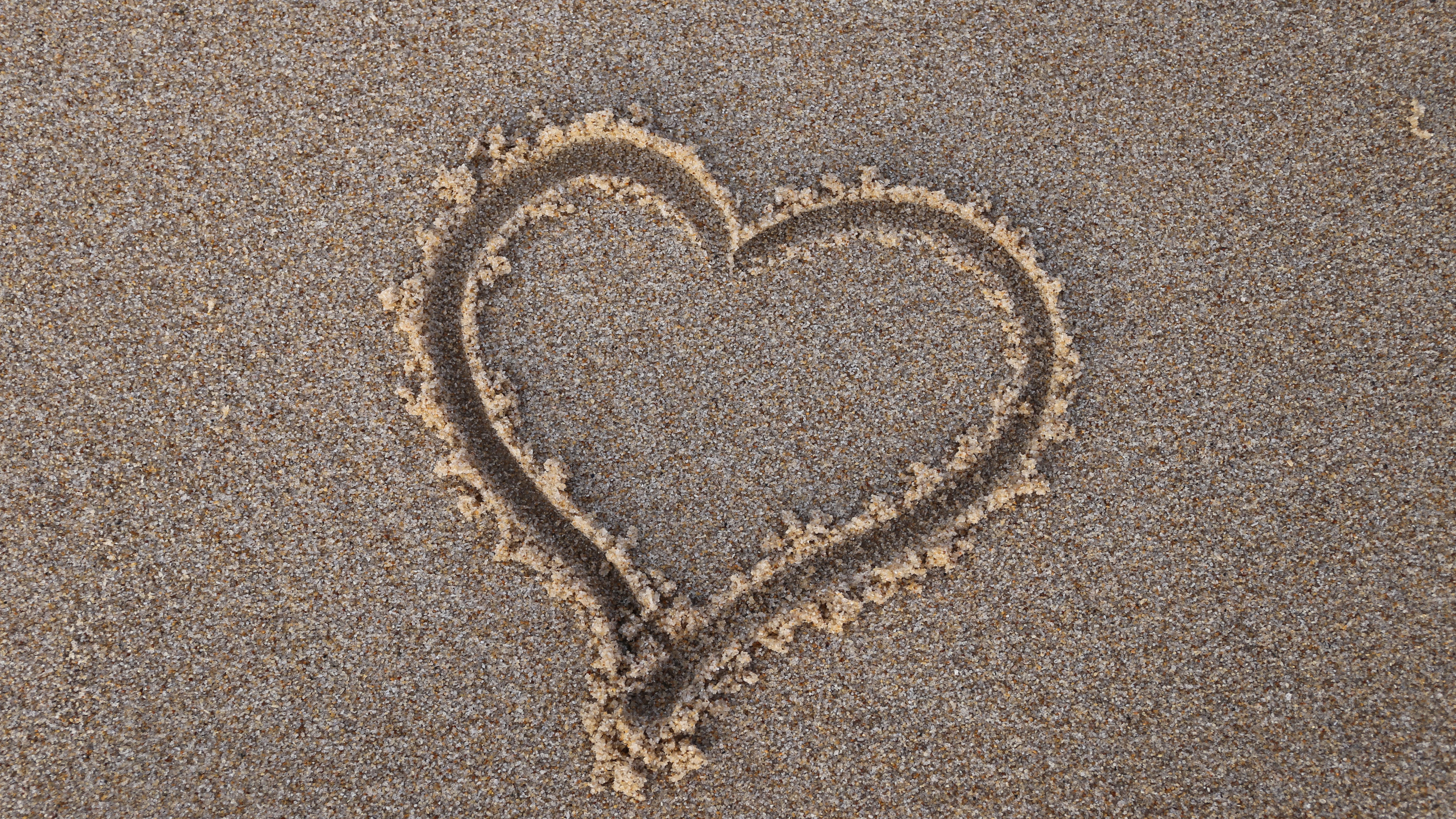 Strand, Sand, Herzen, Liebe, Fernsehen. Wallpaper in 3840x2160 Resolution