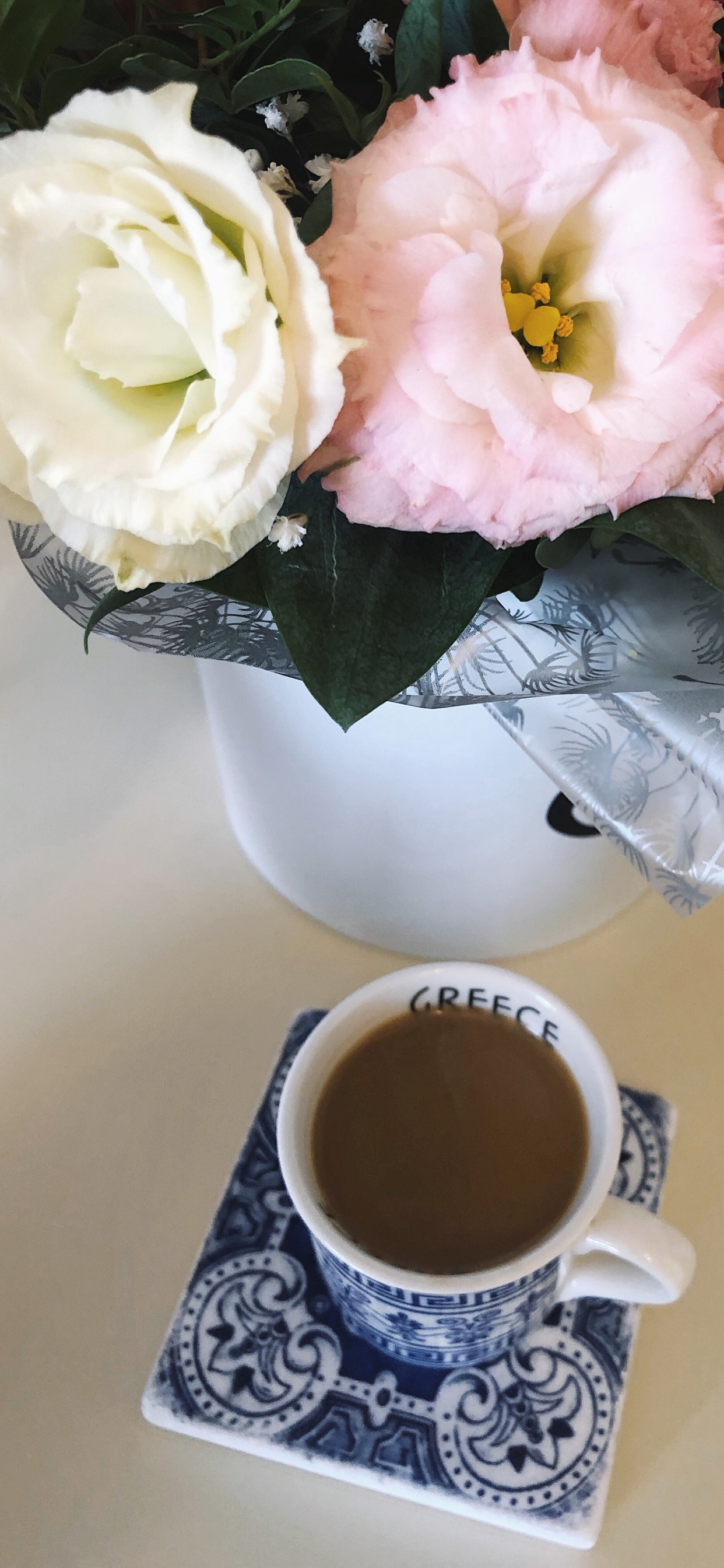 Kaffeetasse, Blumenmuster, Vase, Kaffee, Tee. Wallpaper in 1242x2688 Resolution