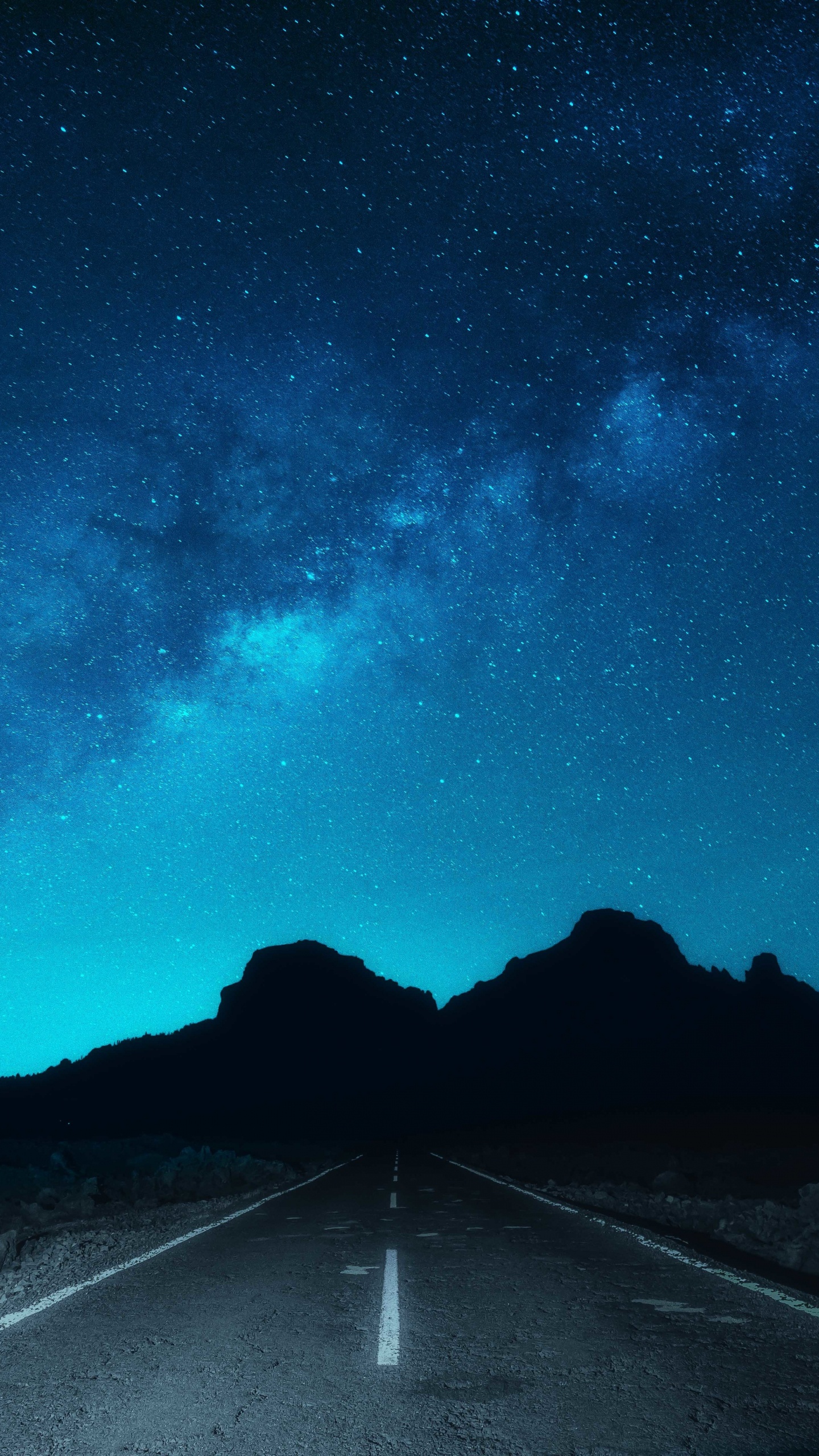 Route Goudronnée Noire Sous Ciel Bleu. Wallpaper in 1440x2560 Resolution