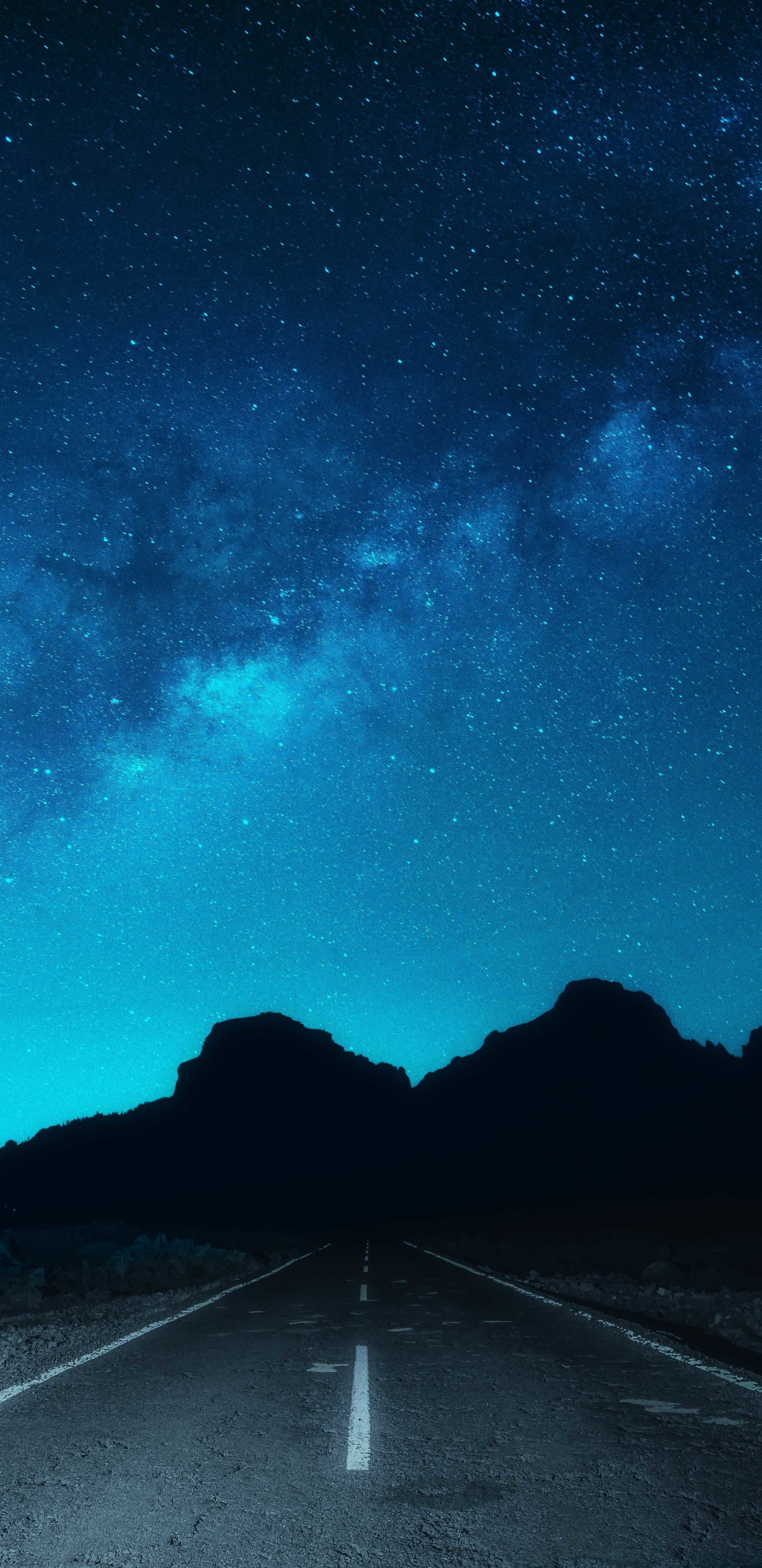 Route Goudronnée Noire Sous Ciel Bleu. Wallpaper in 1440x2960 Resolution