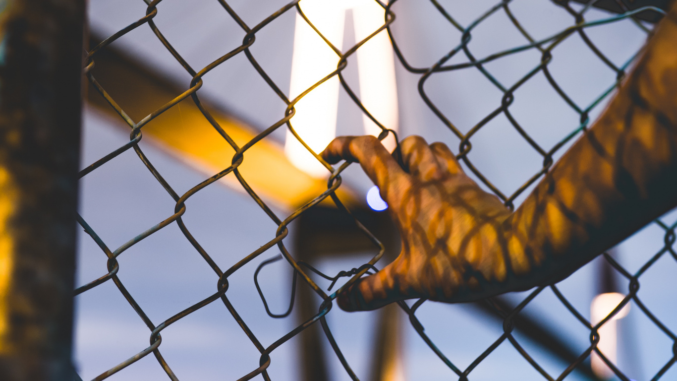 Person, Die an Einem Seil Klettert. Wallpaper in 1366x768 Resolution