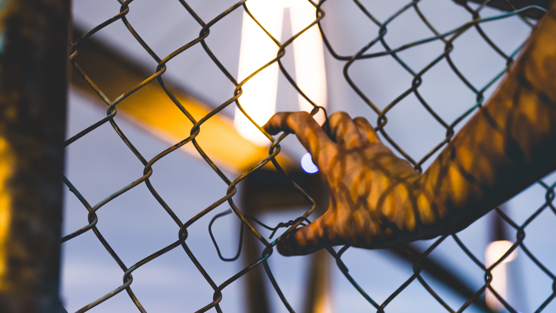 Person, Die an Einem Seil Klettert. Wallpaper in 1920x1080 Resolution