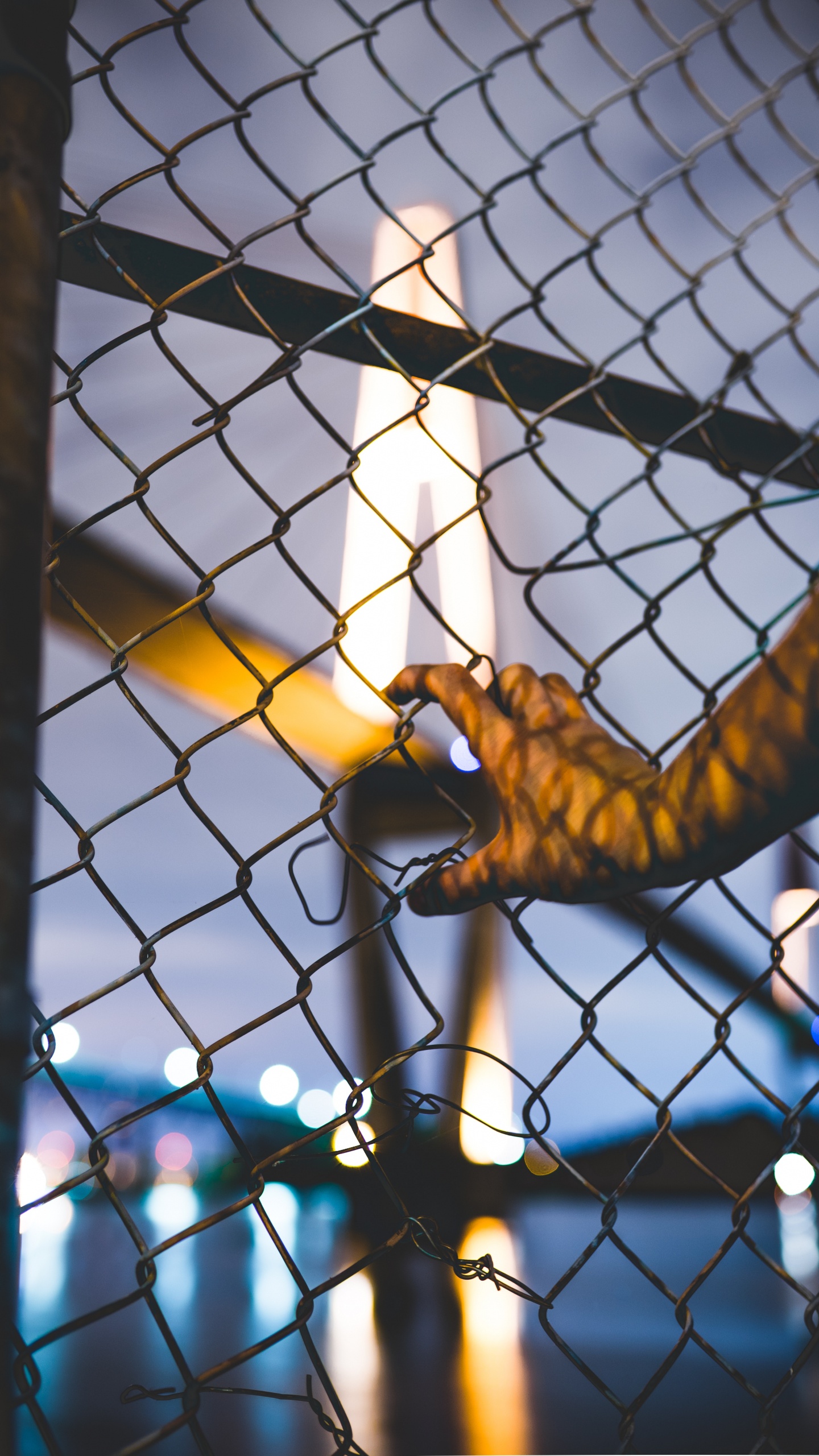 Persona Trepando Por Una Cuerda. Wallpaper in 1440x2560 Resolution