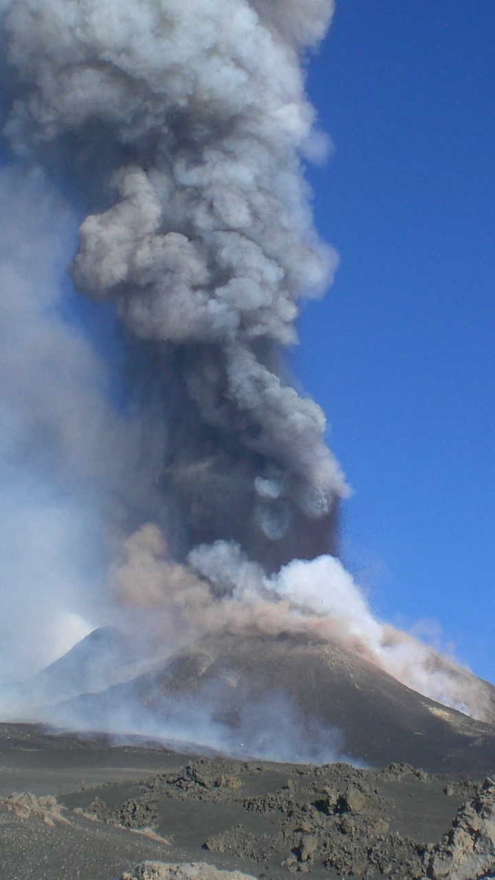White Clouds on Blue Sky. Wallpaper in 720x1280 Resolution