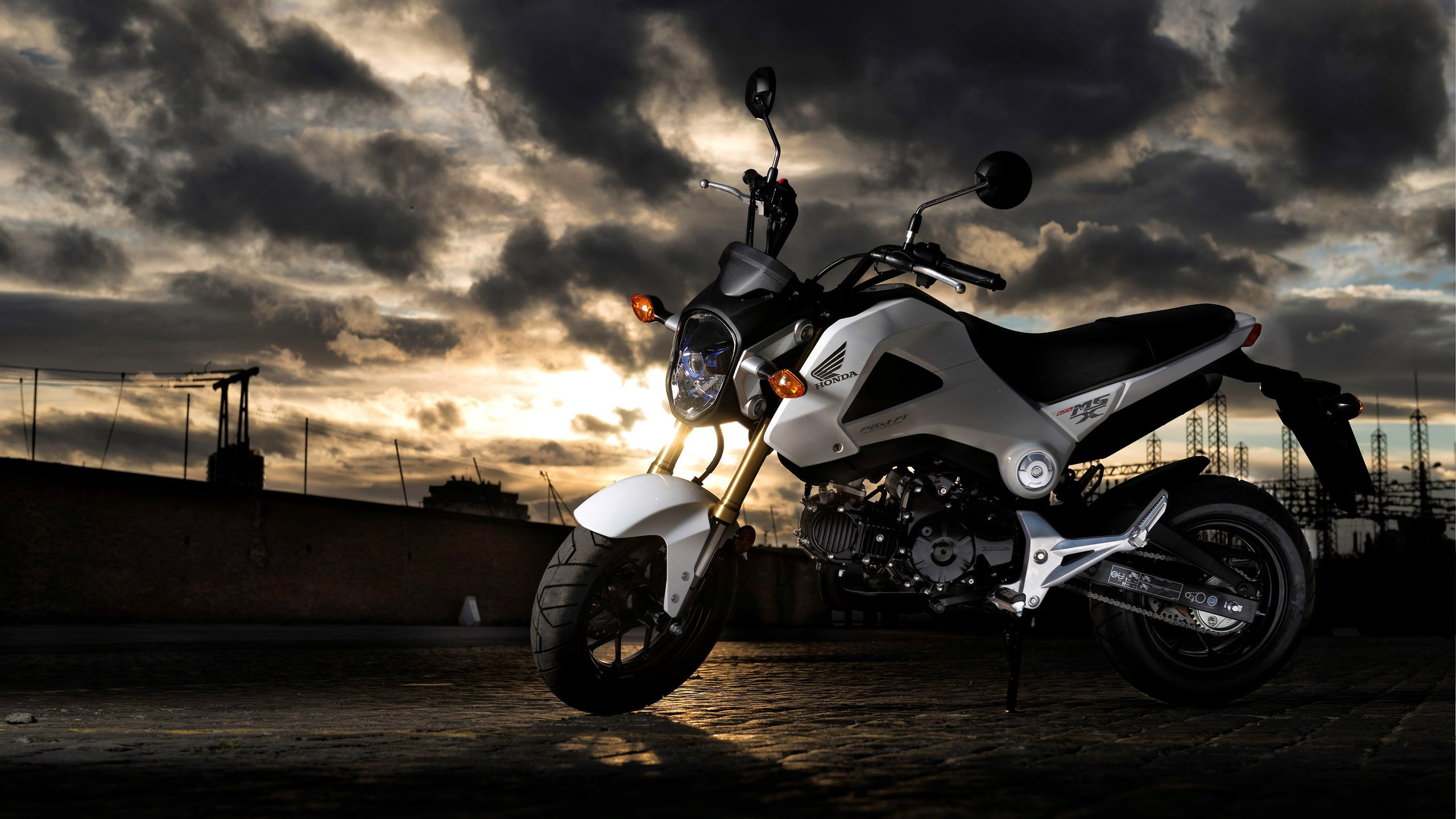 Black and White Sports Bike on Road During Daytime. Wallpaper in 2560x1440 Resolution