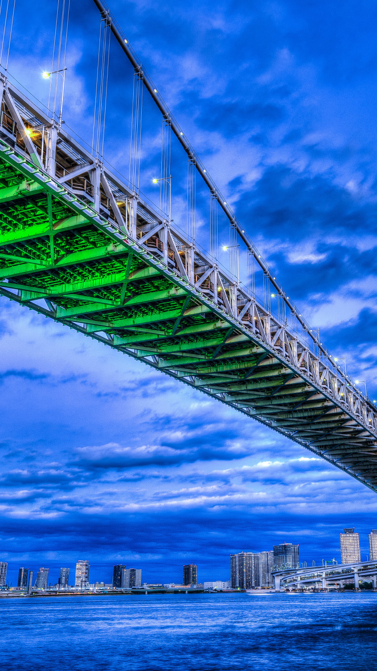 Puente Verde Bajo un Cielo Azul Durante el Día. Wallpaper in 750x1334 Resolution