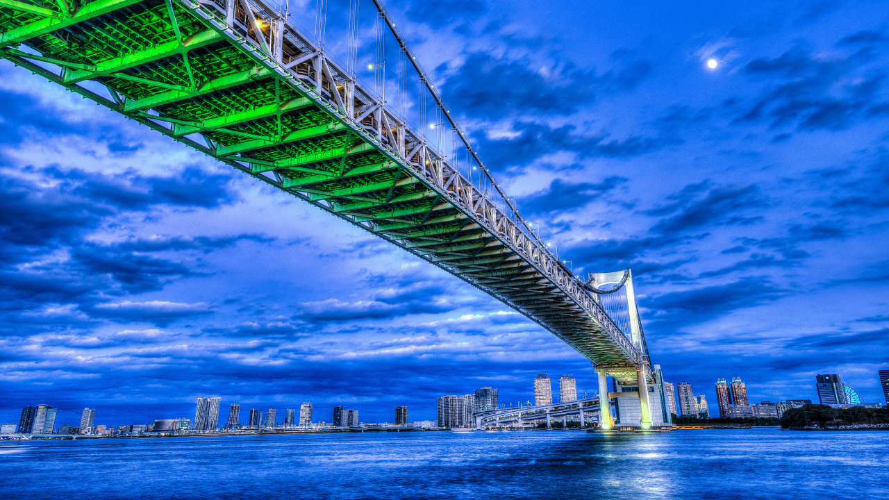 Tagsüber Grüne Brücke Unter Blauem Himmel. Wallpaper in 1280x720 Resolution
