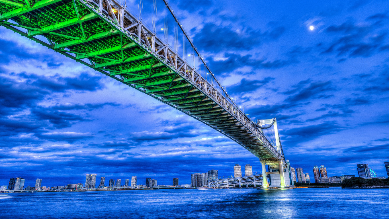 Tagsüber Grüne Brücke Unter Blauem Himmel. Wallpaper in 1366x768 Resolution