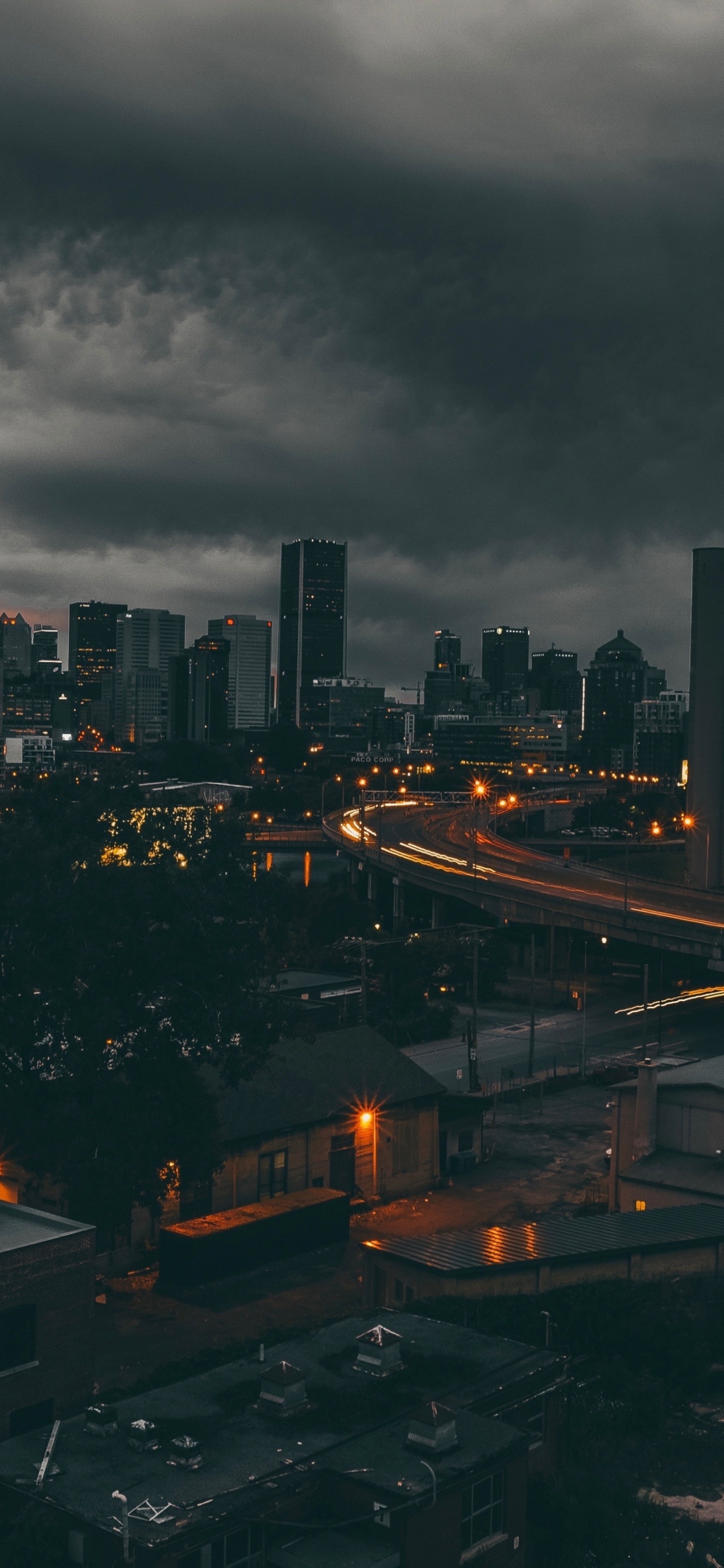 Stadt Mit Hochhäusern Während Der Nacht. Wallpaper in 1242x2688 Resolution