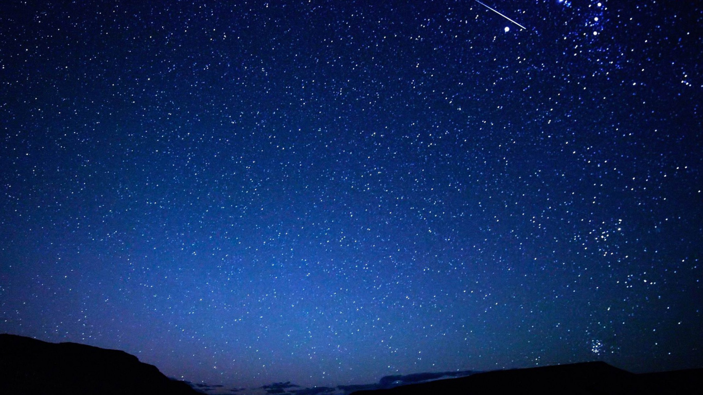 Silhouette de Montagne Sous Ciel Bleu Pendant la Nuit. Wallpaper in 1366x768 Resolution