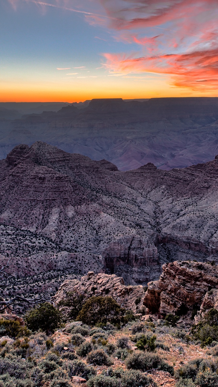 Grüne Bäume Auf Braunem Berg Während Des Sonnenuntergangs. Wallpaper in 720x1280 Resolution