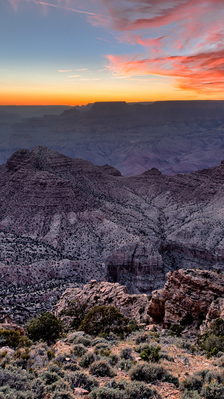 Grüne Bäume Auf Braunem Berg Während Des Sonnenuntergangs. Wallpaper in 750x1334 Resolution