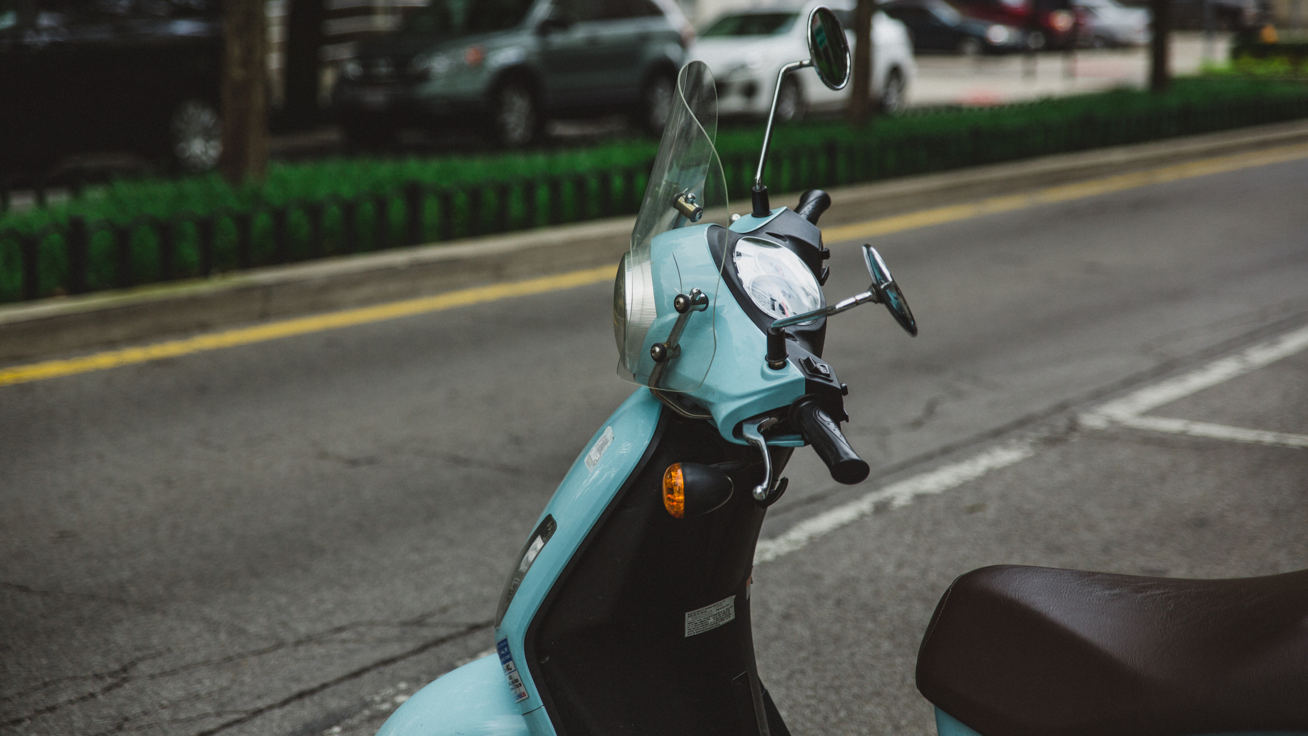 Scooter Bleu et Noir Sur Route Pendant la Journée. Wallpaper in 2560x1440 Resolution