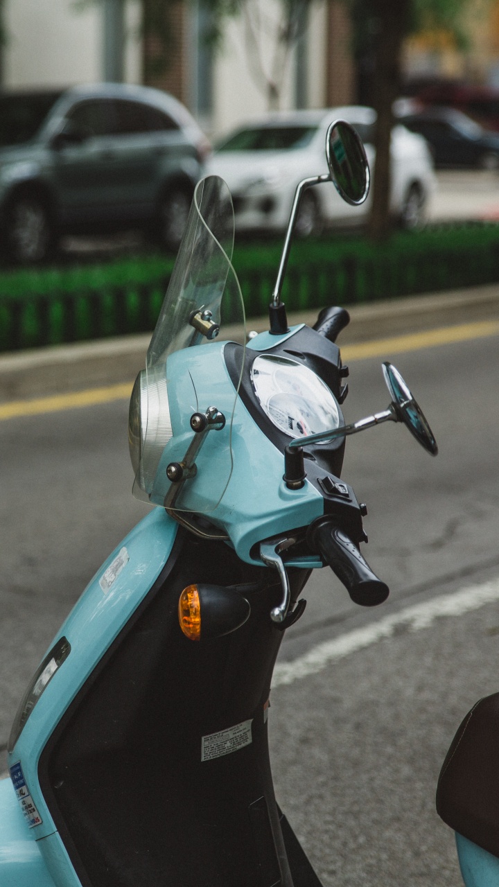 Scooter Bleu et Noir Sur Route Pendant la Journée. Wallpaper in 720x1280 Resolution