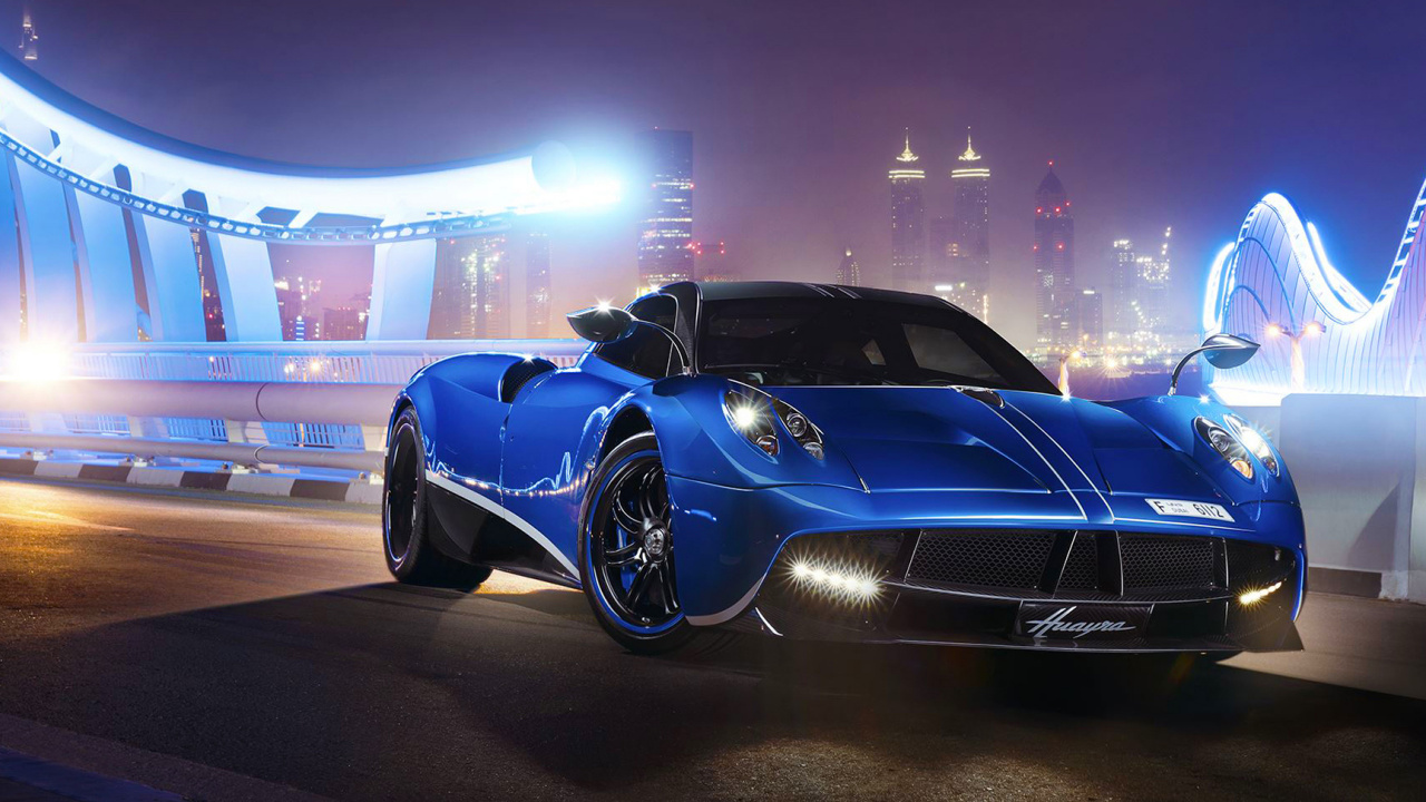 Blauer Porsche 911 Geparkt Auf Parkplatz Während Der Nacht. Wallpaper in 1280x720 Resolution