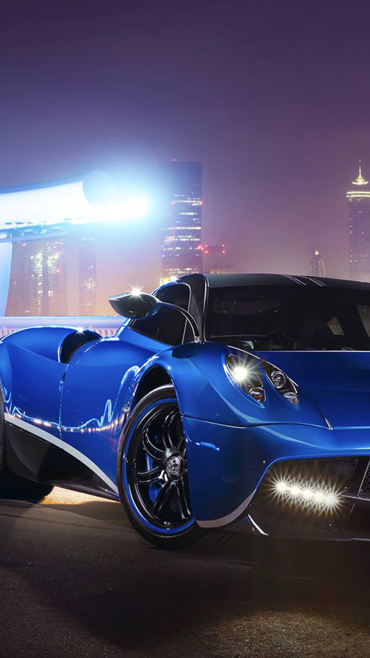 Blauer Porsche 911 Geparkt Auf Parkplatz Während Der Nacht. Wallpaper in 750x1334 Resolution