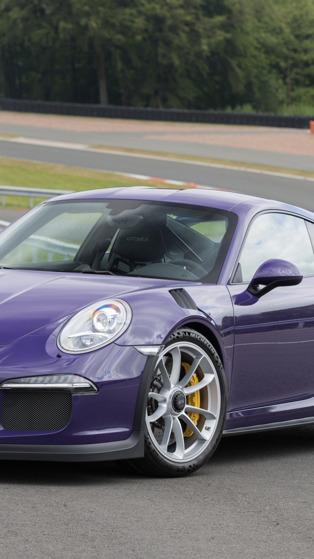 Porsche 911 Violette Sur Piste Pendant la Journée. Wallpaper in 1080x1920 Resolution