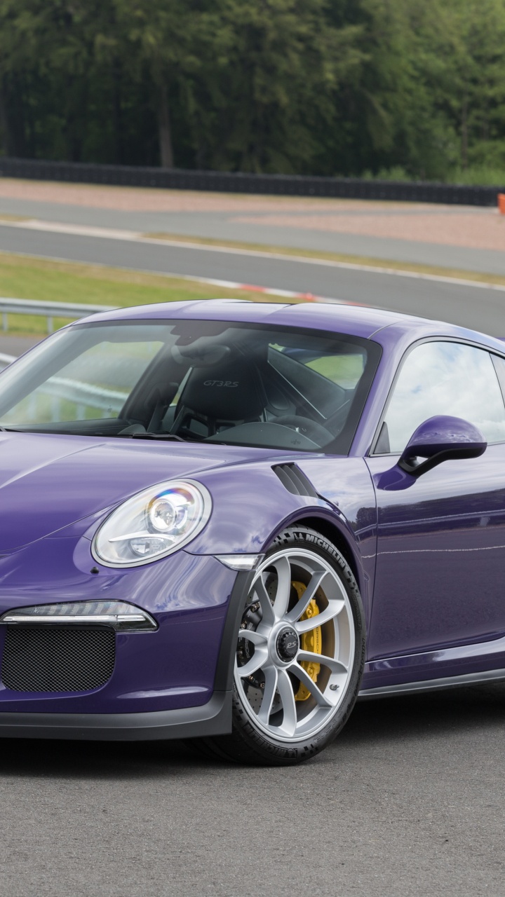 Porsche 911 Violette Sur Piste Pendant la Journée. Wallpaper in 720x1280 Resolution