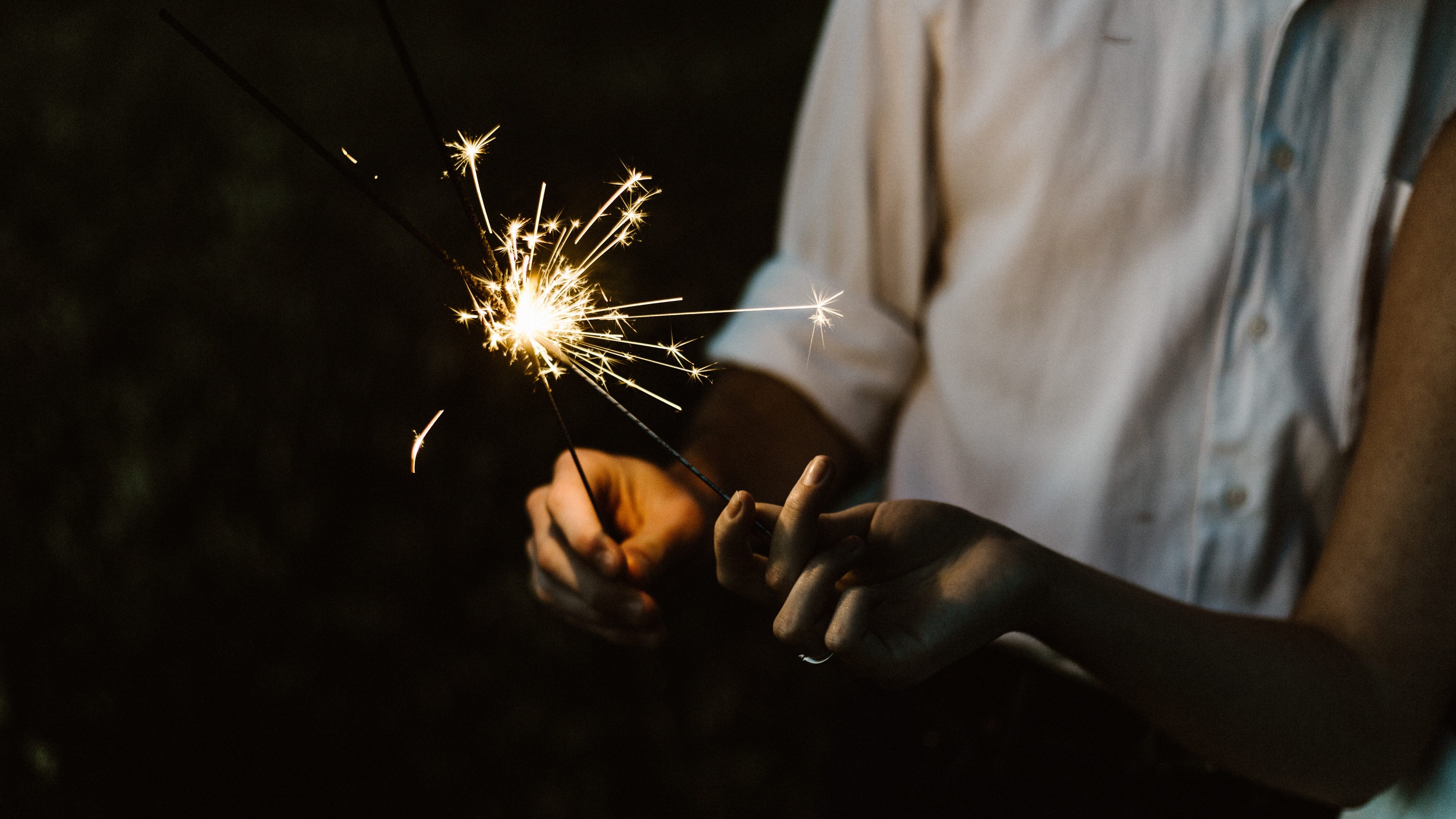 New Years Eve, New Year, Sparkler, Fireworks, Hand. Wallpaper in 3840x2160 Resolution