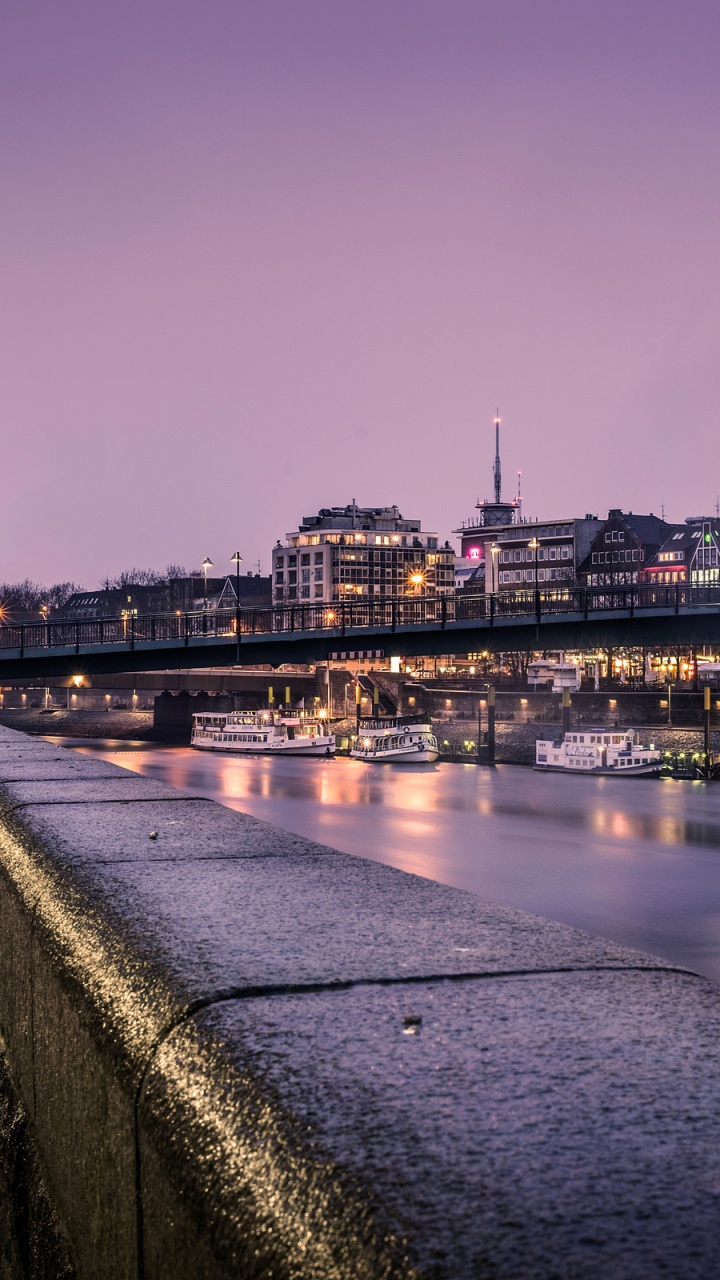 Plan D'eau Près Des Bâtiments de la Ville Pendant la Nuit. Wallpaper in 720x1280 Resolution