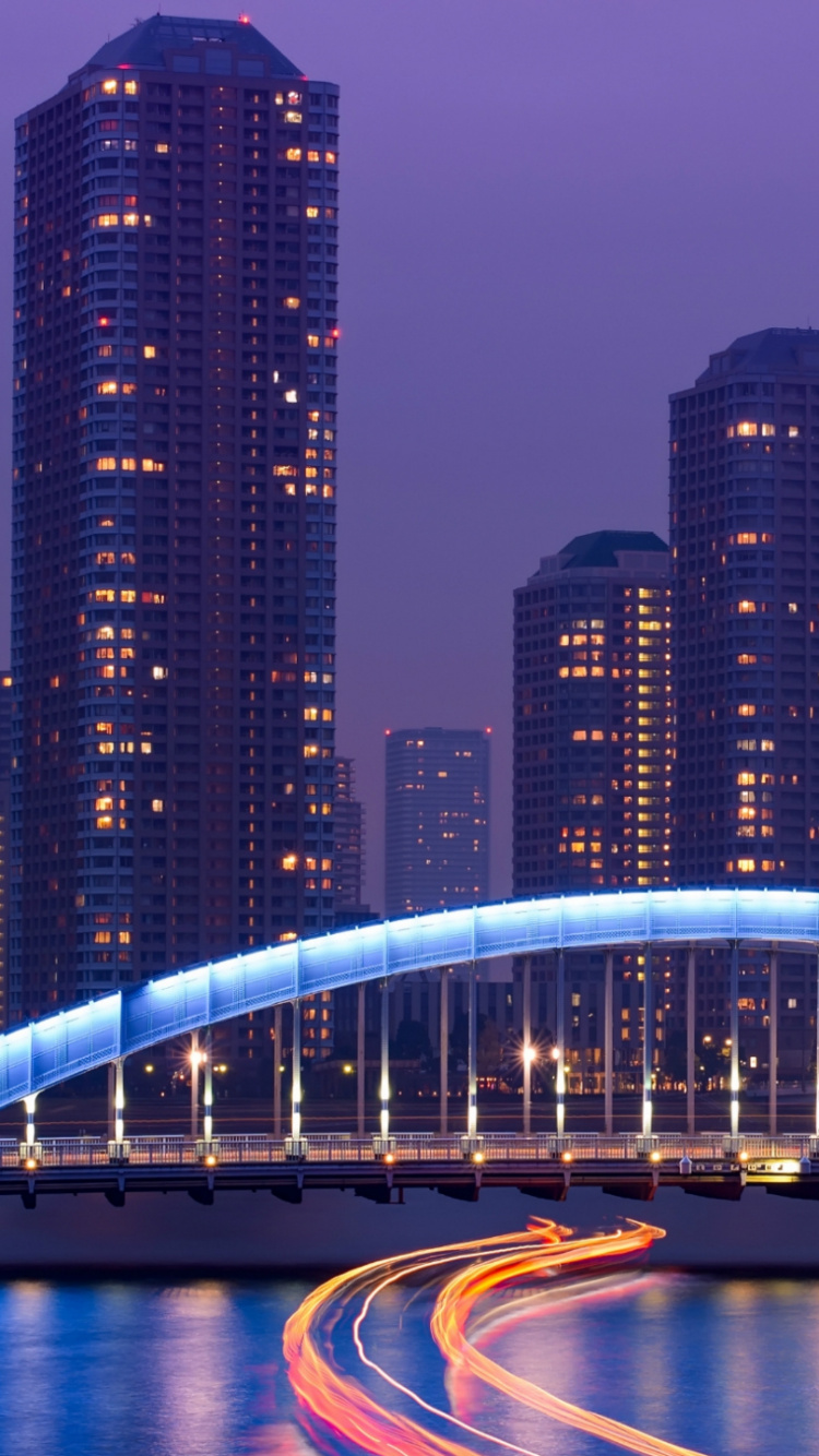 Pont Éclairé Au-dessus de la Rivière Près Des Immeubles de Grande Hauteur Pendant la Nuit. Wallpaper in 750x1334 Resolution
