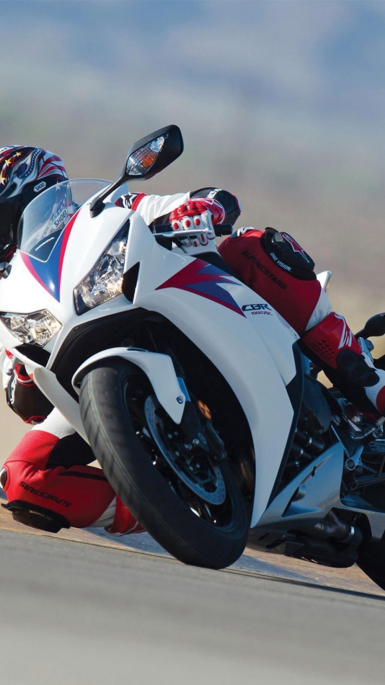 Homme en Costume de Moto Blanc et Noir Faisant du Vélo de Sport. Wallpaper in 750x1334 Resolution