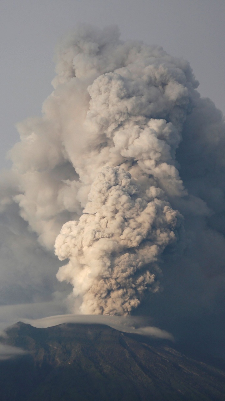 Weiße Wolken Über Braunem Berg. Wallpaper in 720x1280 Resolution