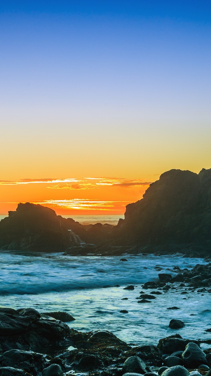 Meereswellen, Die Während Des Sonnenuntergangs Auf Felsen Krachen. Wallpaper in 720x1280 Resolution