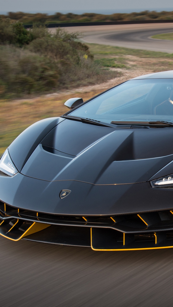 Schwarz-gelber Lamborghini Aventador Tagsüber Unterwegs. Wallpaper in 720x1280 Resolution