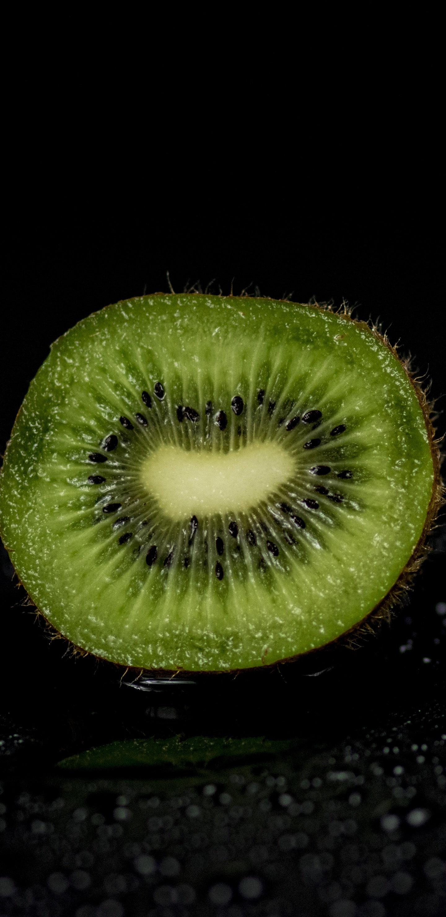 Grüne Runde Frucht Auf Schwarzer Oberfläche. Wallpaper in 1440x2960 Resolution