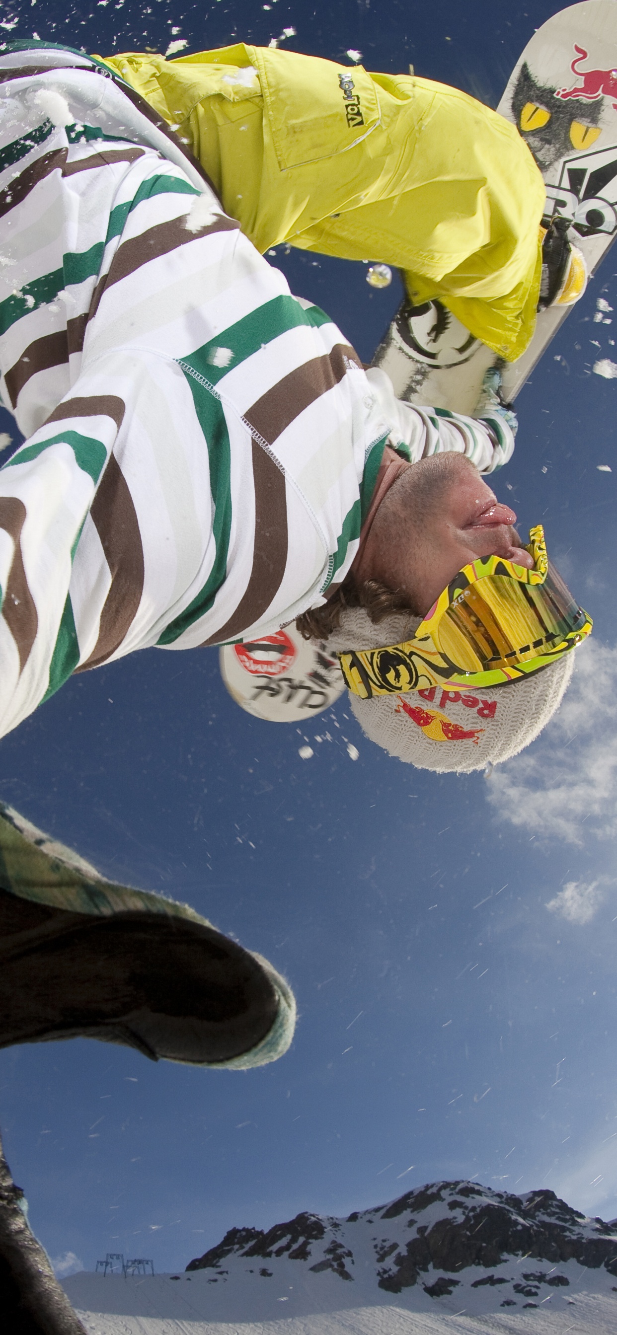 Homme en Veste Jaune et Blanche et Pantalon Noir à Cheval Sur un Cheval Brun Pendant la Journée. Wallpaper in 1242x2688 Resolution