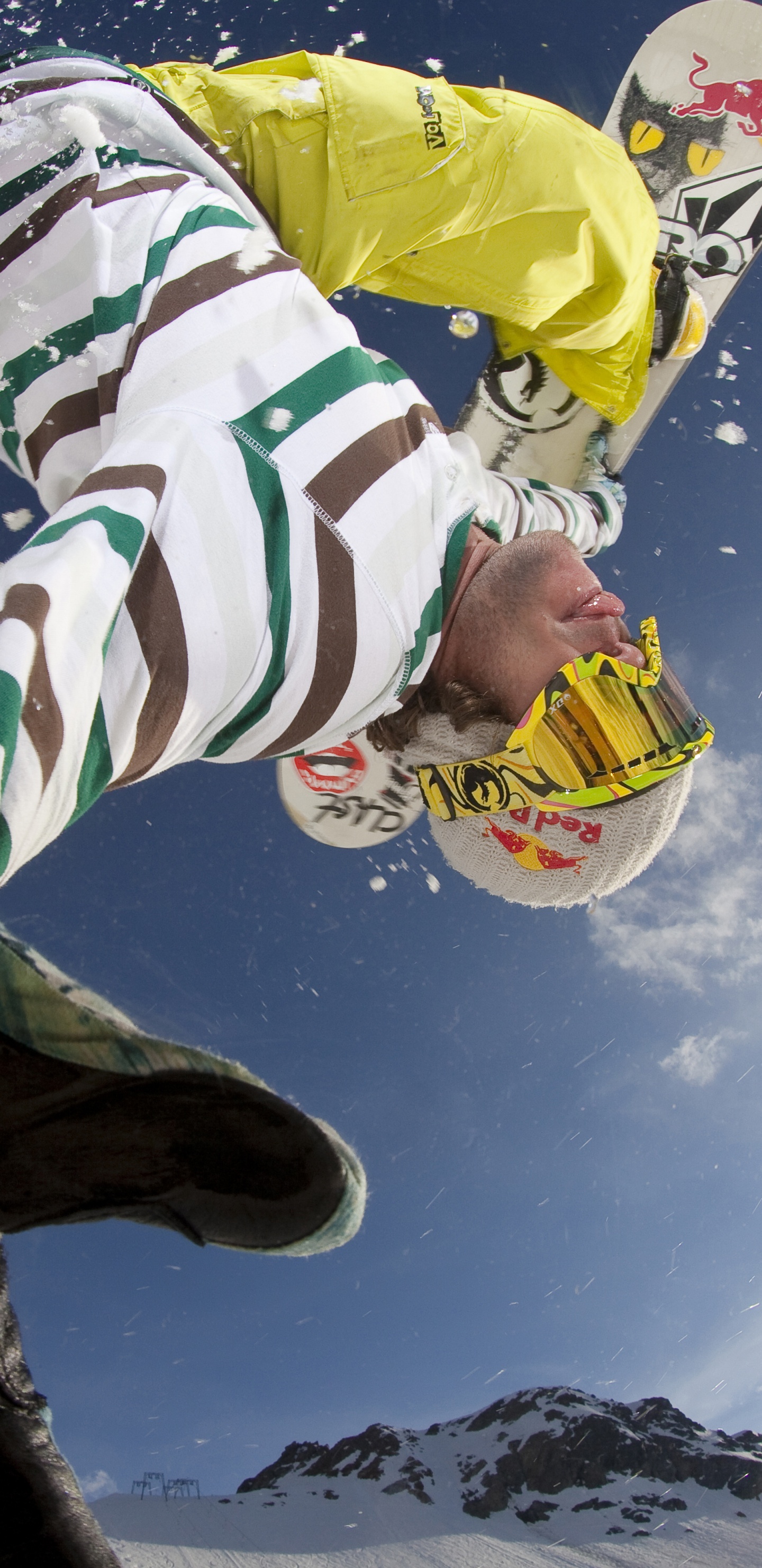 Homme en Veste Jaune et Blanche et Pantalon Noir à Cheval Sur un Cheval Brun Pendant la Journée. Wallpaper in 1440x2960 Resolution