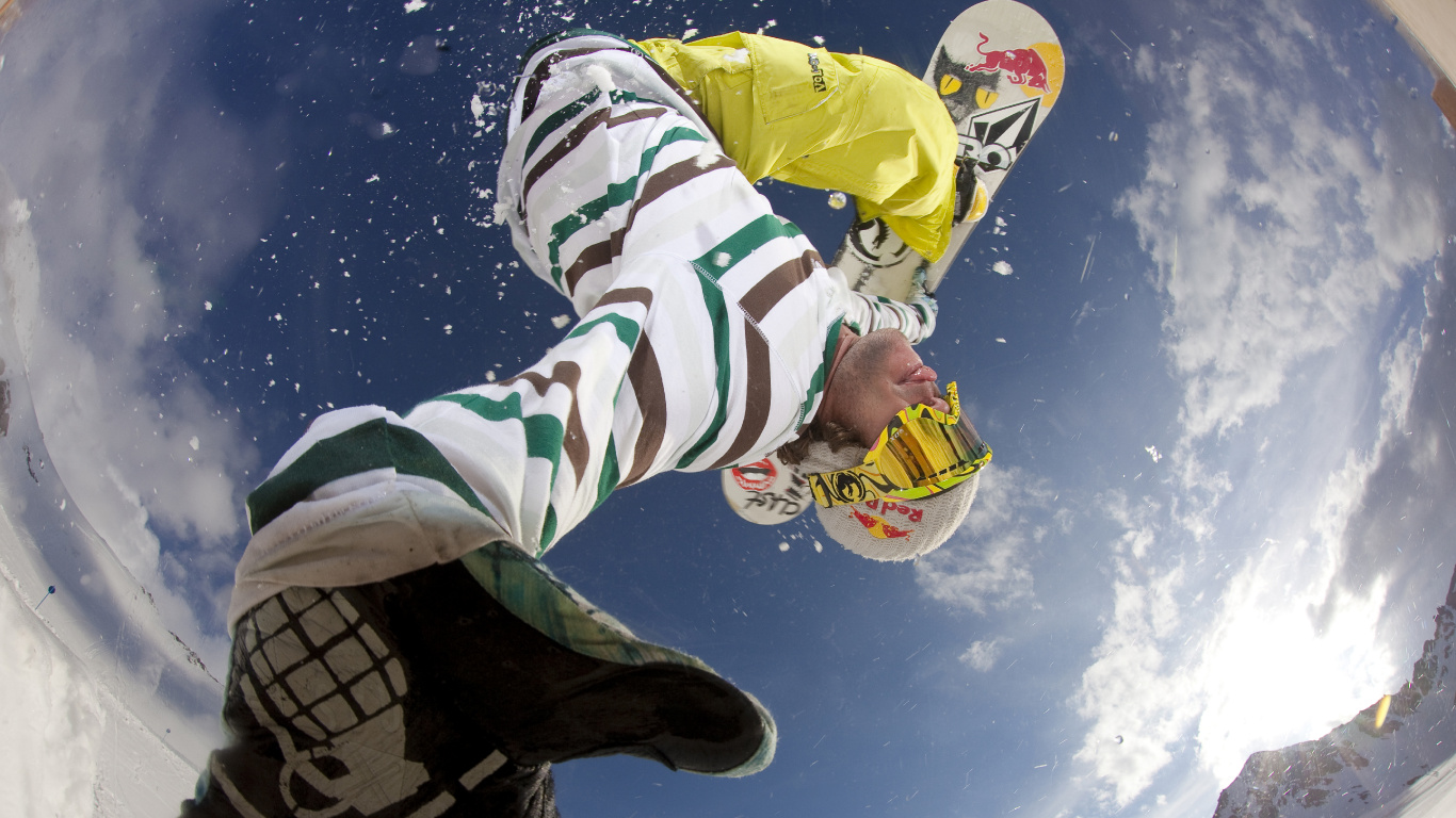 Mann in Gelb-weißer Jacke Und Schwarzer Hose, Der Tagsüber Auf Einem Braunen Pferd Reitet. Wallpaper in 1366x768 Resolution