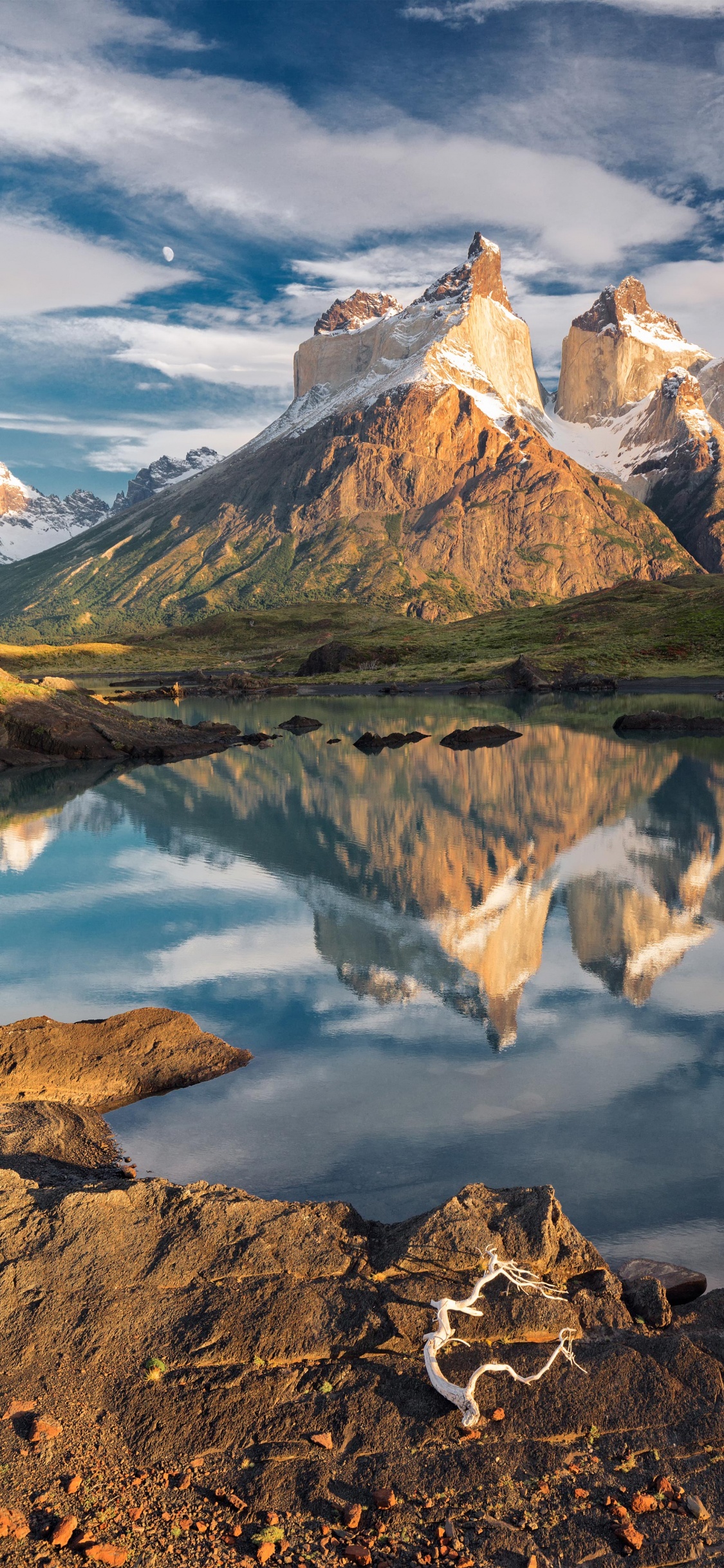 Reflexion, Cloud, Wasser, Naturlandschaft, Hochland. Wallpaper in 1125x2436 Resolution