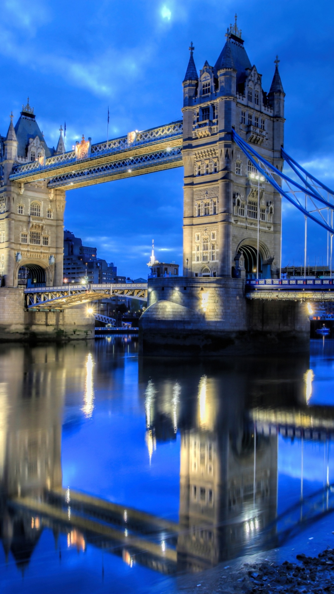 London Bridge Unter Blauem Himmel Tagsüber. Wallpaper in 1080x1920 Resolution