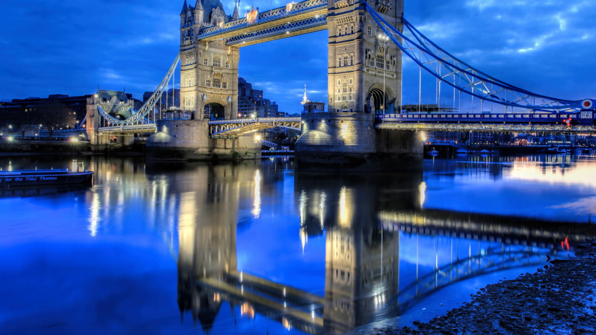 London Bridge Unter Blauem Himmel Tagsüber. Wallpaper in 1920x1080 Resolution