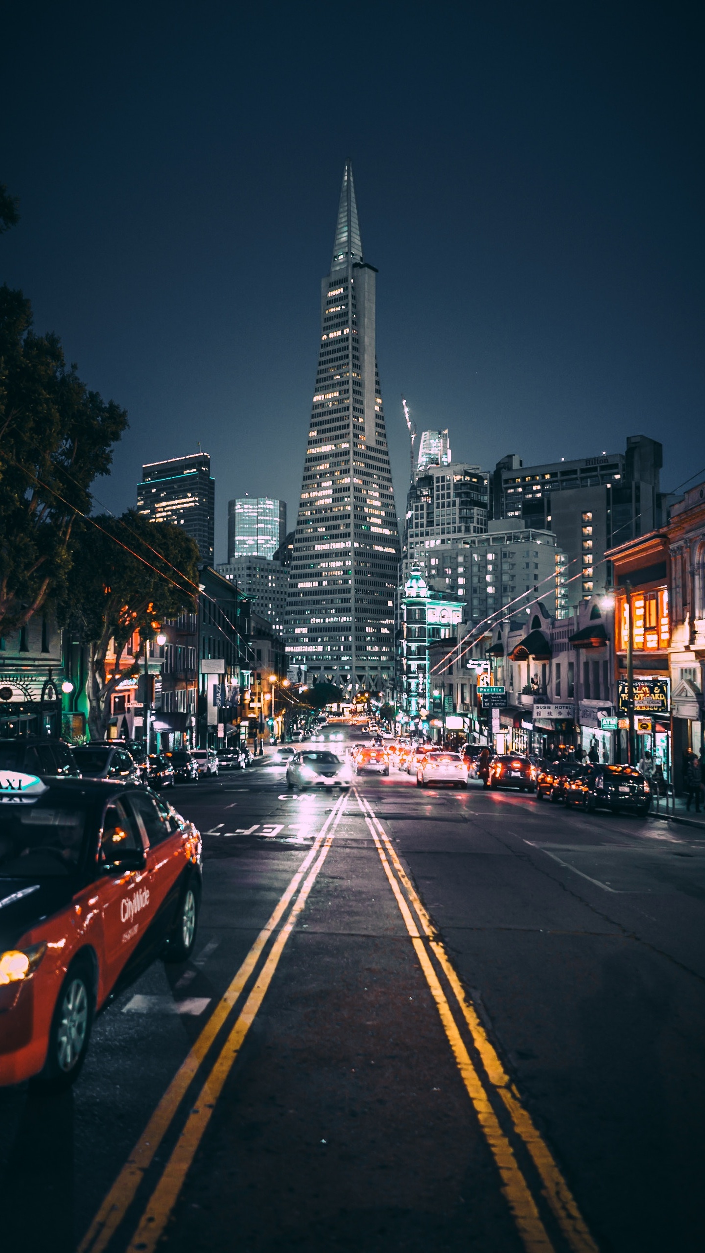 Coches en la Carretera Cerca de Edificios de Gran Altura Durante la Noche. Wallpaper in 1440x2560 Resolution